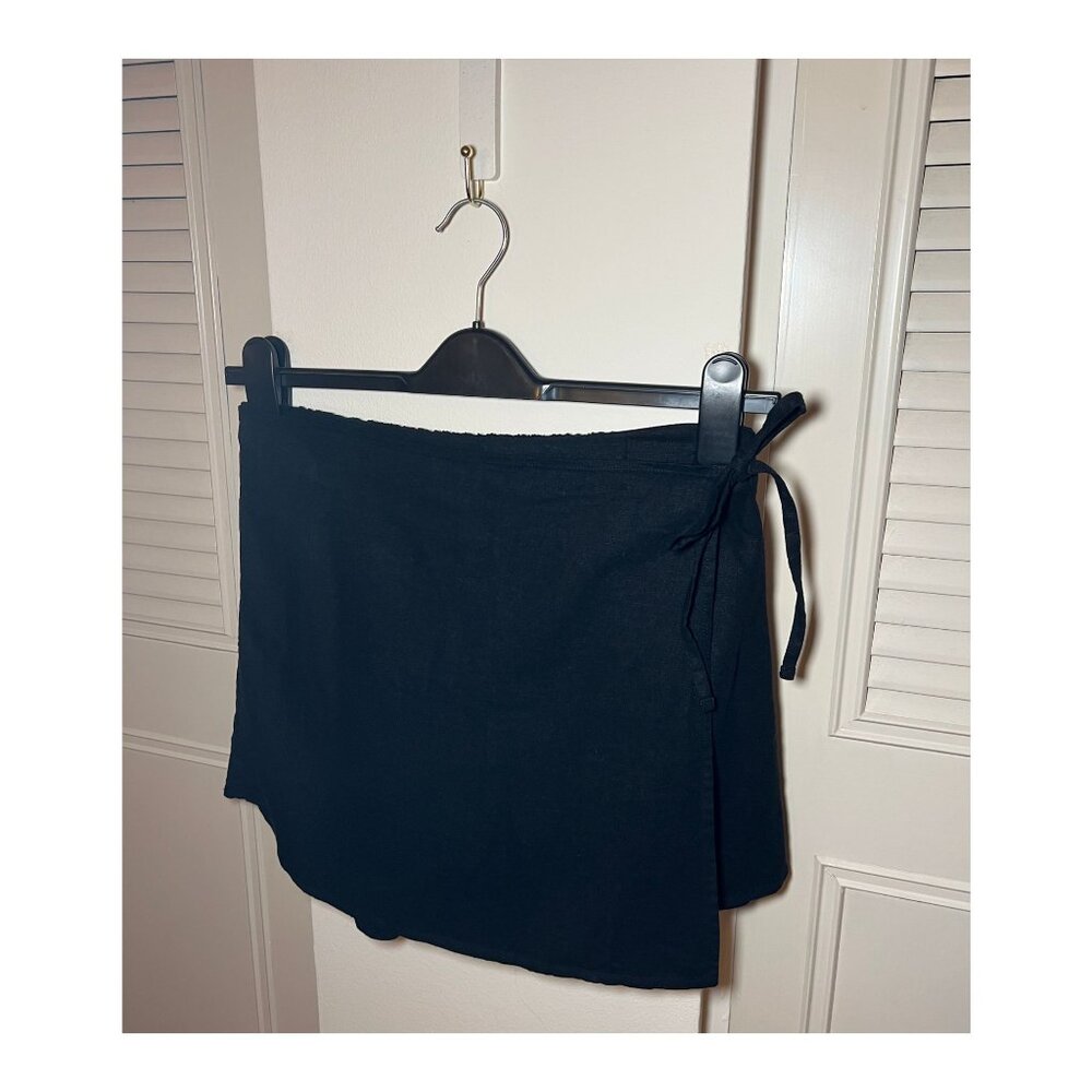 Women’s Old Navy High-Waisted Wrap-Front Mini Skort | Black | Size Medium